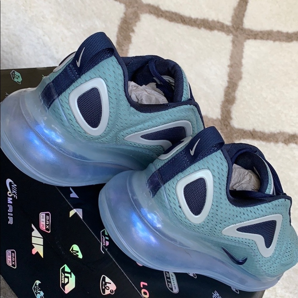 WMNS NIKE AIR MAX 720 Metallic Silver/Midnight Nav - Picture 9 of 16